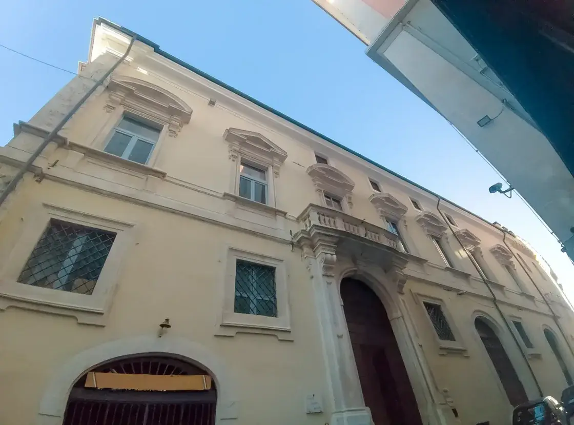 Spazio indipendenza La facciata storica di Palazzo Ciccozzi a L’Aquila