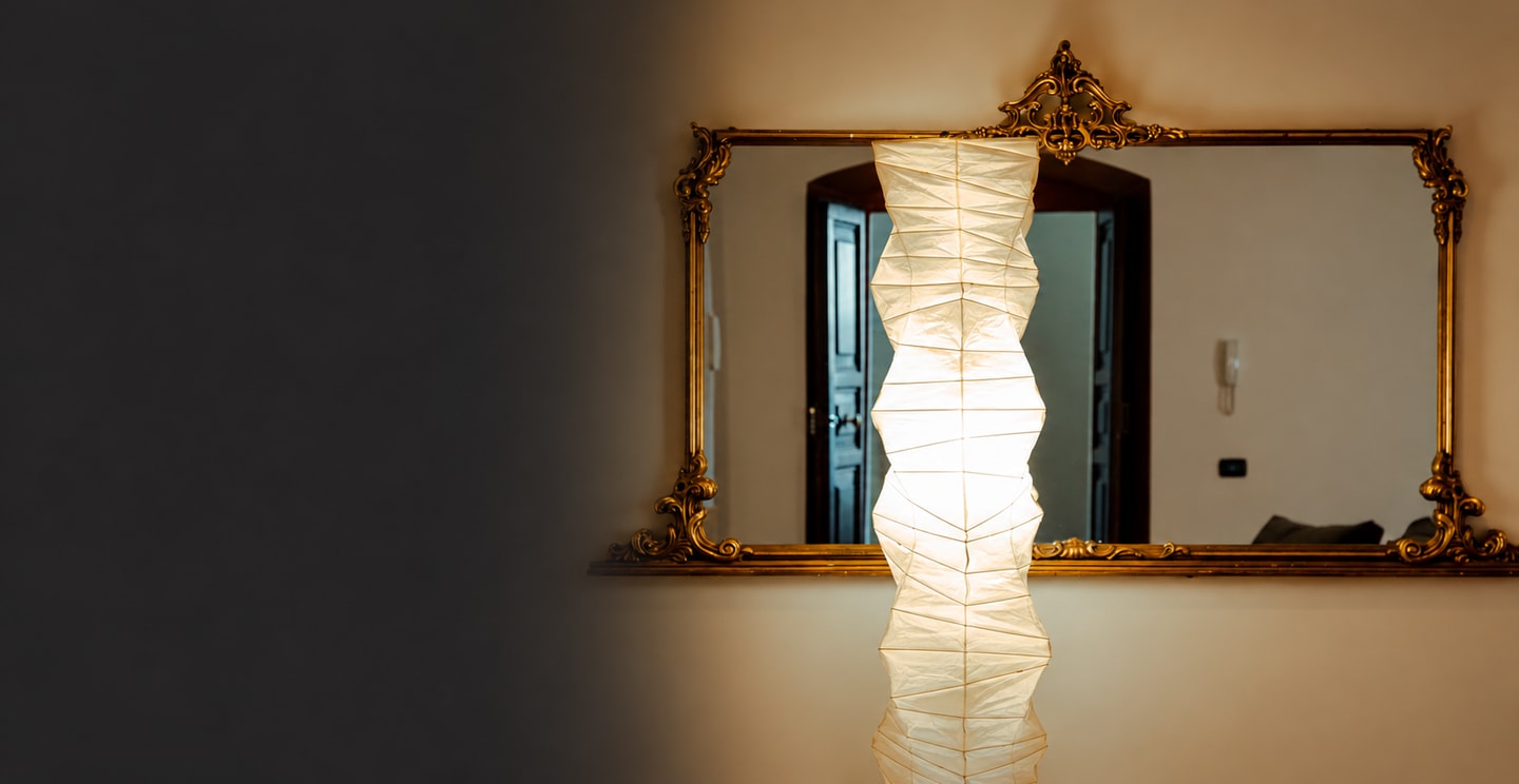 Spazio indipendenza Lo specchio dorato e la lampada di Palazzo Ciccozzi
