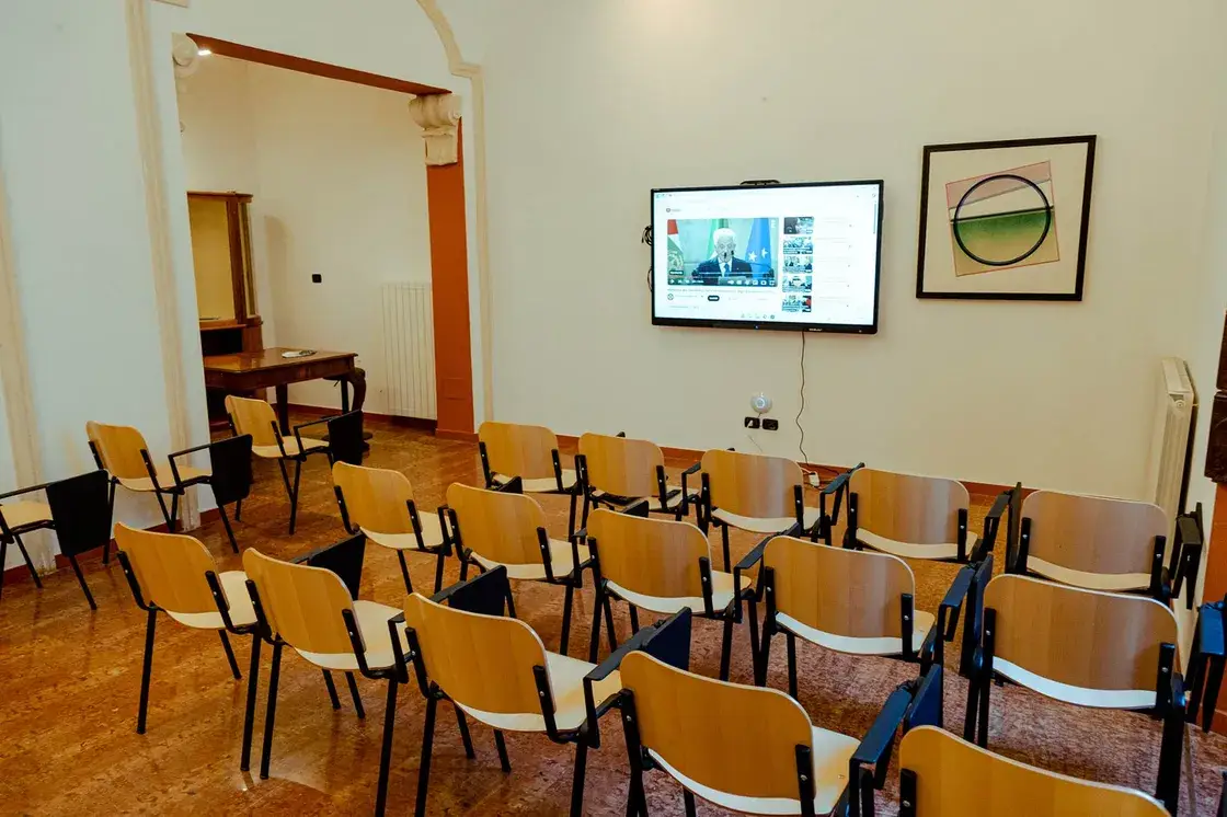 Spazio indipendenza La sala incontri di Spazio Indipendenza a Palazzo Ciccozzi, L’Aquila